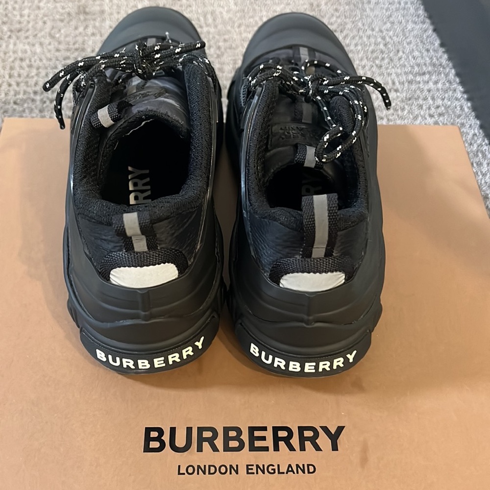 authentic Burberry low top Arthur sneakers Men